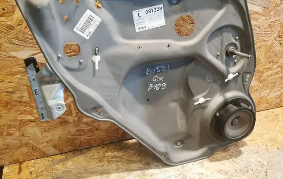 Rear door manual window regulator
