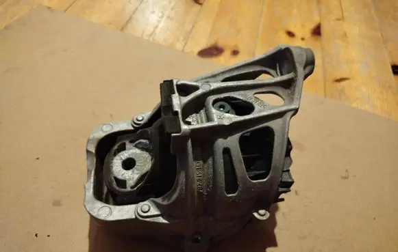 Engine mount bracket