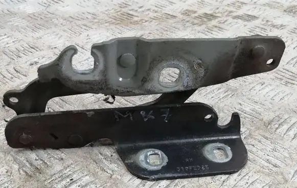 Engine bonnet/hood hinges