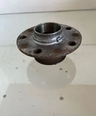 Volkswagen Golf V Rear wheel hub