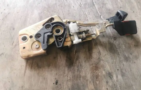 Volvo S40, V40 Seat back rest lock catch 8500415 L667