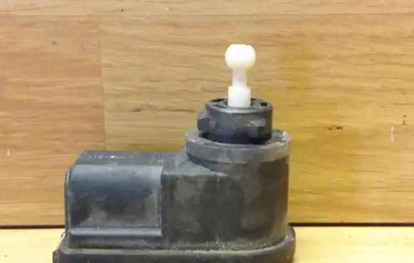 Ford Focus Headlight level adjustment motor XS4X13K198AB