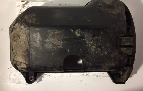 Volkswagen PASSAT B4 Engine splash shield/under tray 028103660