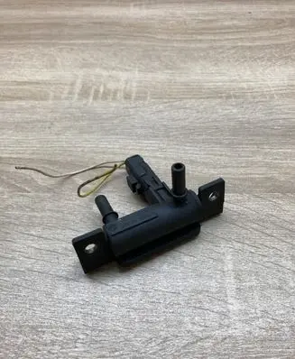 Peugeot 807 Breather valve 9637705080