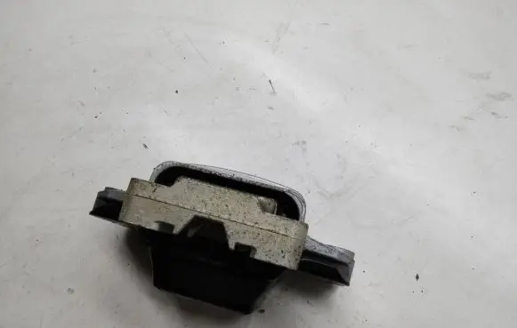 Volkswagen PASSAT B7 Engine mount bracket