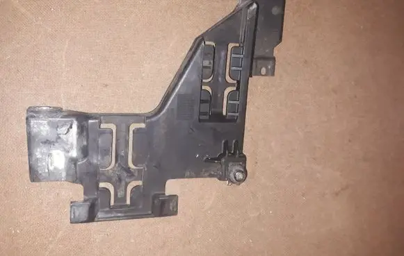 Headlight/headlamp mounting bracket
