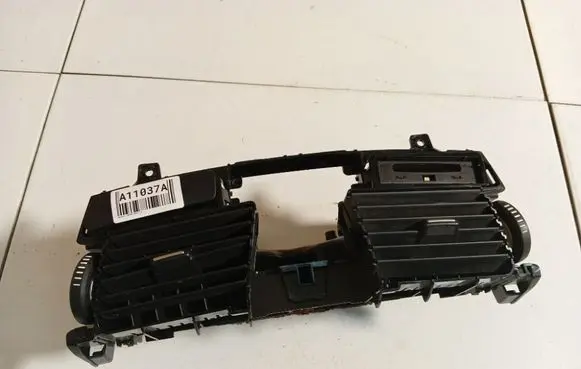 Renault Laguna III Dash center air vent grill A2C53299319