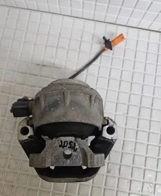 Audi A8 S8 D4 4H Engine mount bracket 65590