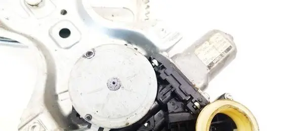 Toyota Avensis T270 Front door window regulator motor C3541811