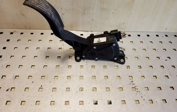 Hyundai Santa Fe Accelerator throttle pedal 327262B900