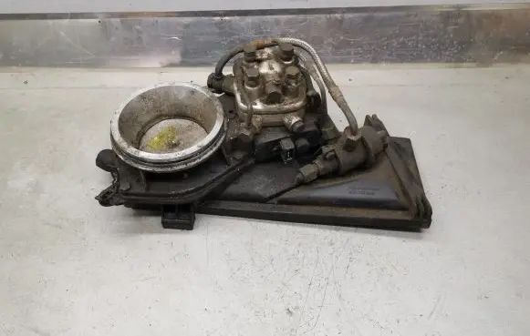 Audi 80 90 B3 Fuel distributor 0438121070 026133353D 0438101035