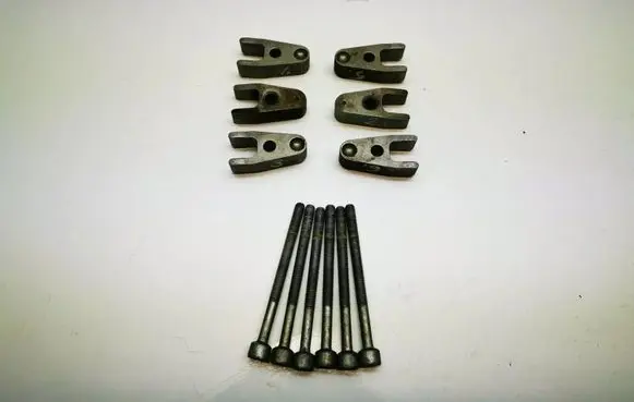 Chrysler 300 - 300C Fuel Injector clamp holder 