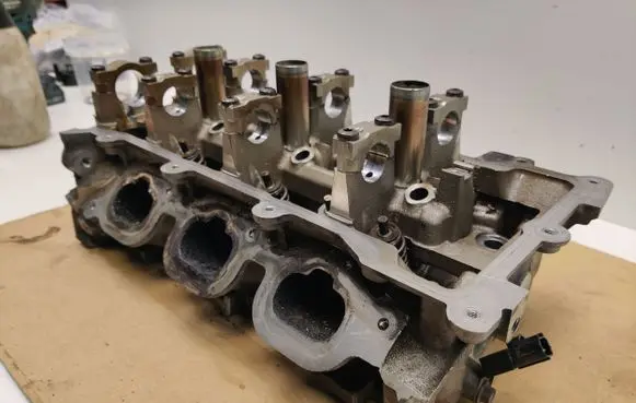 Dodge Charger Engine head 05184510AJ