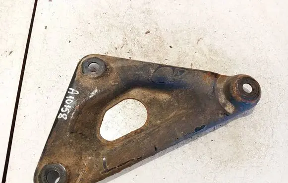 Opel Zafira A Engine mounting bracket