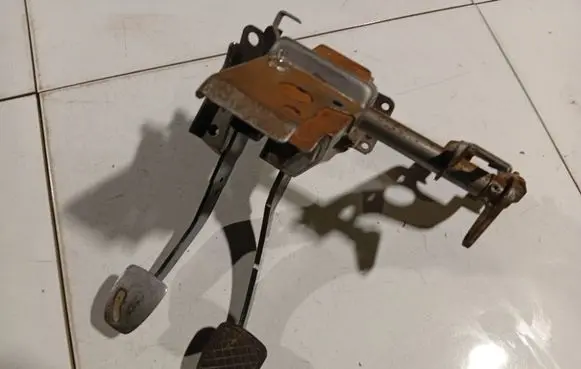 Subaru Legacy Brake pedal 