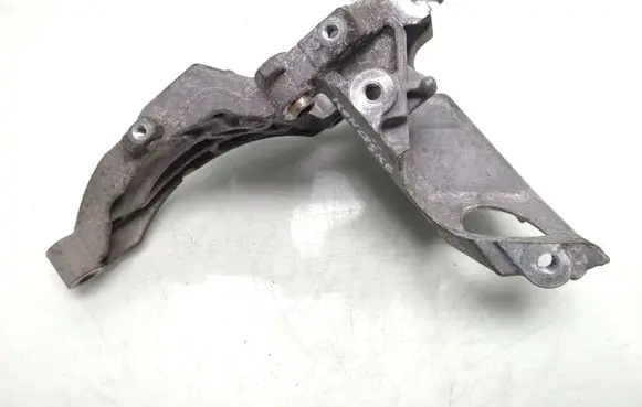 Citroen C4 Cactus A/C compressor mount bracket 9804904380