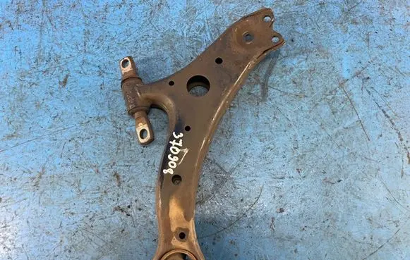Toyota Camry Front lower control arm/wishbone 4806906150
