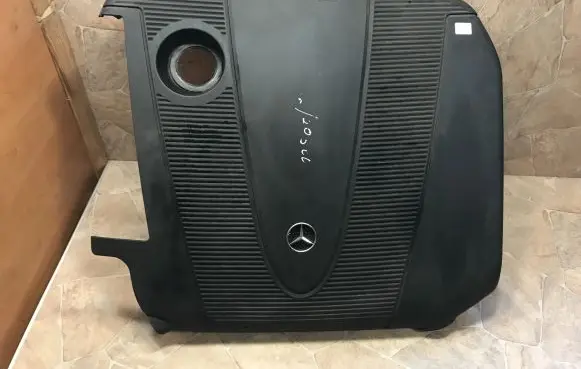 Mercedes-Benz C W204 Engine cover (trim) A6460102367