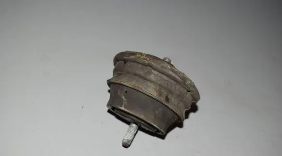 BMW 5 E39 Engine mount bracket