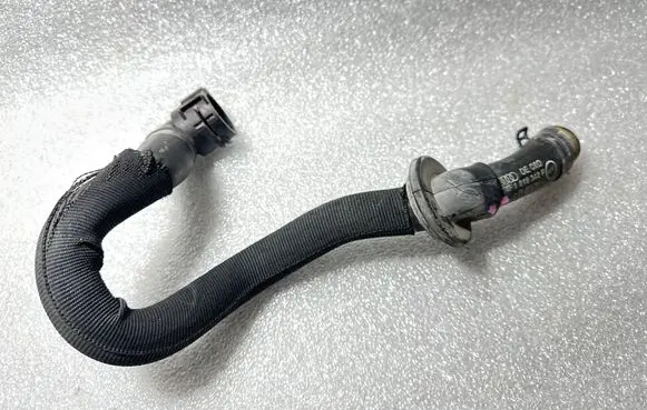 Engine coolant pipe/hose