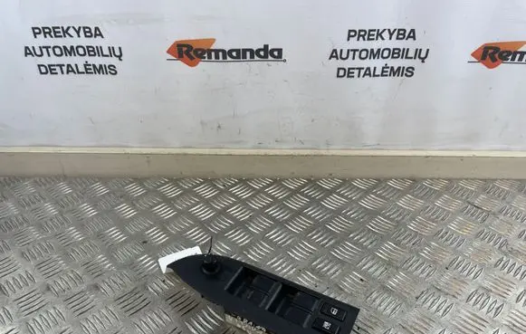Suzuki Grand Vitara II Electric window control switch 8372765J05
