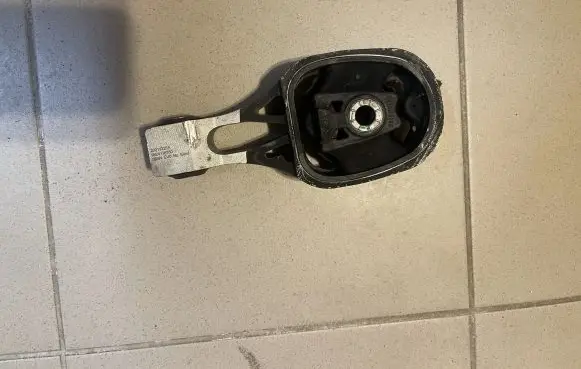 Citroen C4 II Engine mount bracket 9824116780