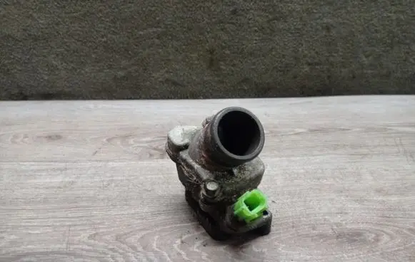 Thermostat/thermostat housing