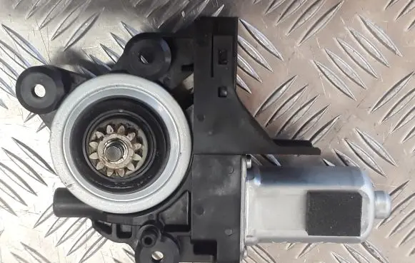 Volvo XC70 Front door window regulator motor 140126 970713102