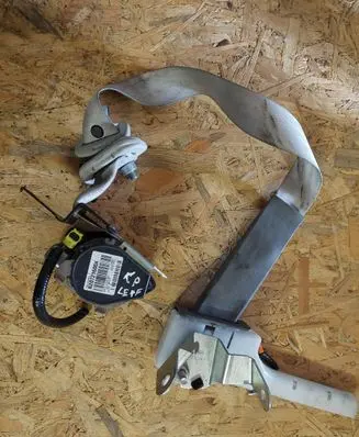 Nissan Leaf I (ZE0) Front seatbelt 621656400a