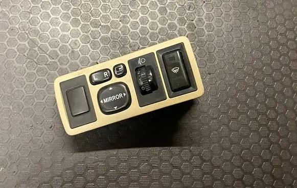 Toyota Avensis T250 Wing mirror switch 777669