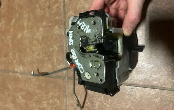 Opel Combo D Front door lock 26S12