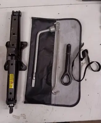 Toyota RAV 4 (XA40) Tool set 