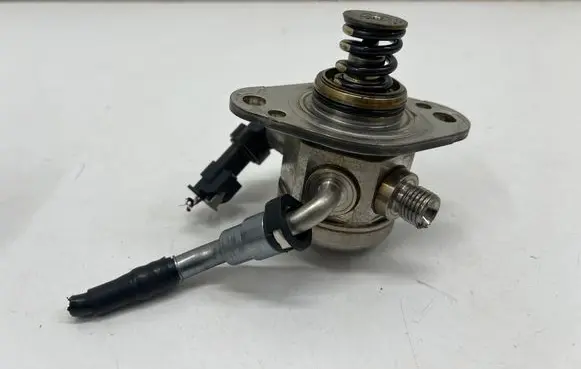 Opel Mokka B Fuel injection high pressure pump 9830305880