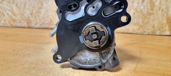 Volkswagen Touran I Vacuum pump 03G145209C