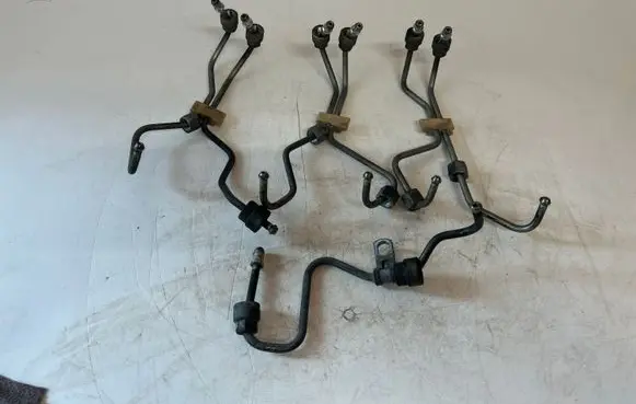 Volvo V70 Fuel injector supply line/pipe