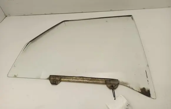 Mercedes-Benz COMPAKT W115 Front door window glass four-door