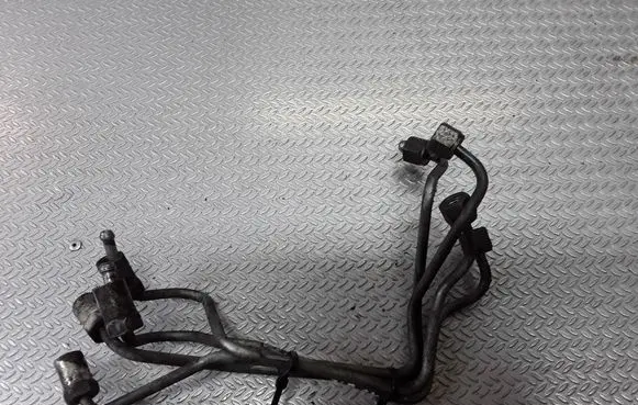 Toyota Avensis T250 Fuel injector supply line/pipe 