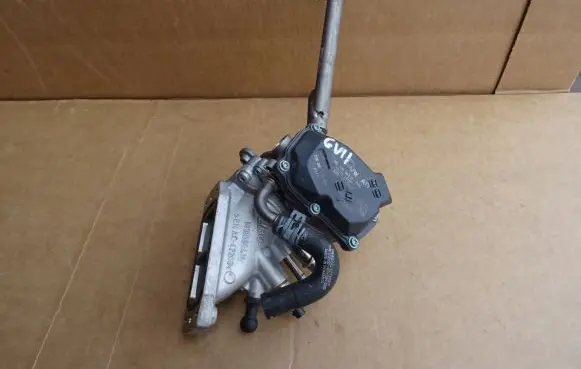 Volkswagen Golf VII Throttle valve 04L128063