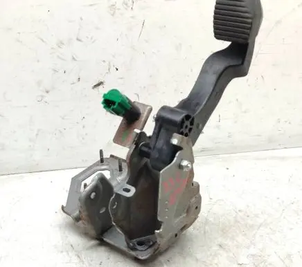 Peugeot 2008 I Clutch pedal 9824262180