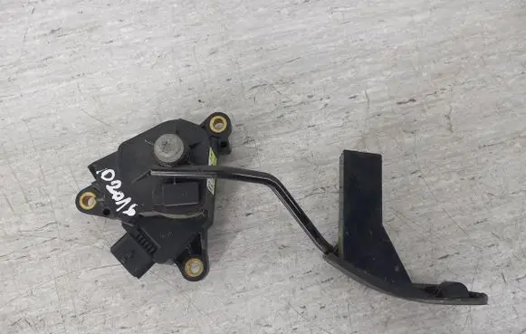 Accelerator throttle pedal