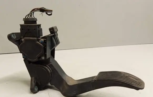 Mercedes-Benz Sprinter W901 W902 W903 W904 Accelerator throttle pedal A9013000404 02810102335