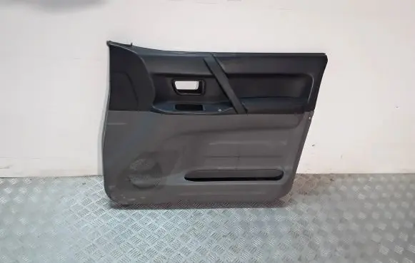 Mitsubishi Pajero Front door trim (molding)