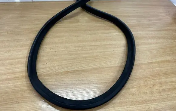 Volkswagen PASSAT B7 Engine compartment rubber 3C0823723