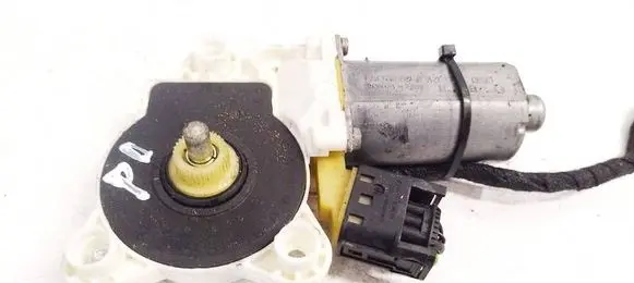 Mercedes-Benz E W211 Front door window regulator motor A2118203042