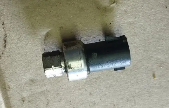 Jeep Grand Cherokee (WK) Air conditioning (A/C) pressure sensor 