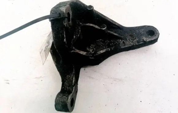 Engine mounting bracket