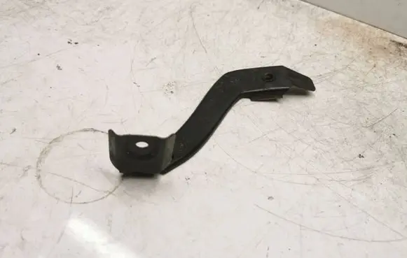 Front bumper mounting bracket