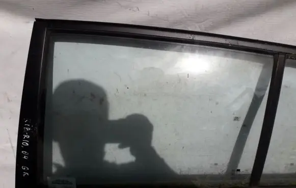 Rear door window glass