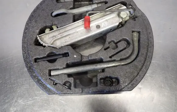 Audi A3 S3 8P Tool set 