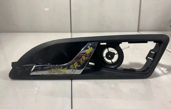 Skoda Octavia Mk2 (1Z) Front door interior handle 1Z0837247